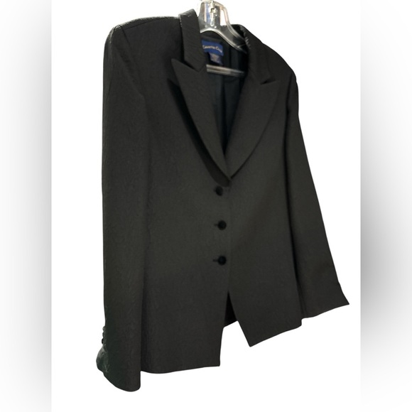 Elegant Black Textured Blazer - Picture 11 of 12